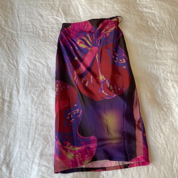 With Jéan Naomi Skirt in flamboyant Anthurium - Picture 6 of 7